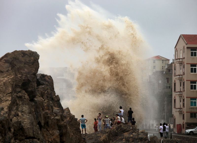 © Reuters. Poderoso tifón azota Taiwán, deja seis muertos y millones de personas sin electricidad