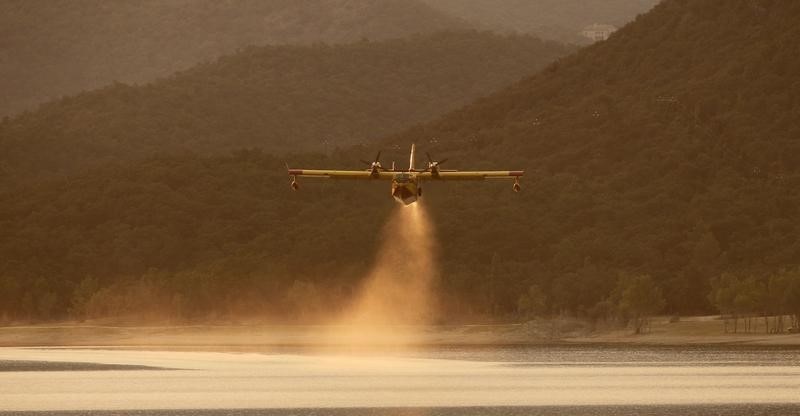 © Reuters. El incendio en Extremadura sigue sin control y obliga a evacuar a otros mil vecinos