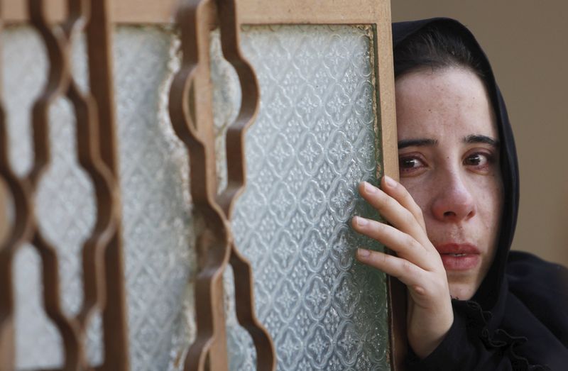 © Reuters. Relative of Palestinian Saad Dawabsheh mourns during his funeral in Duma village near Nablus