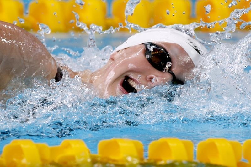 © Reuters. السباحة الأمريكية ليديكي تحطم الرقم العالمي في 800 متر حرة