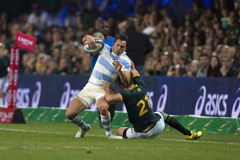 © Reuters. Argentina's Imhoff is tackled by South Africa's Cobus Reinach during their Championship rugby union test match in Durban