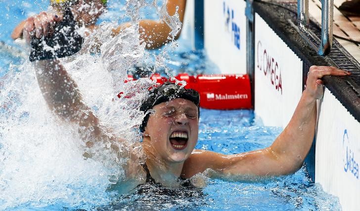 © Reuters. Katie Ledecky comemora vitória e recorde mundial 