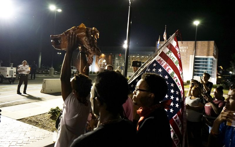 © Reuters. مظاهرة في فيرجسون الأمريكية لاحياء ذكرى مقتل شاب اسود برصاص الشرطة