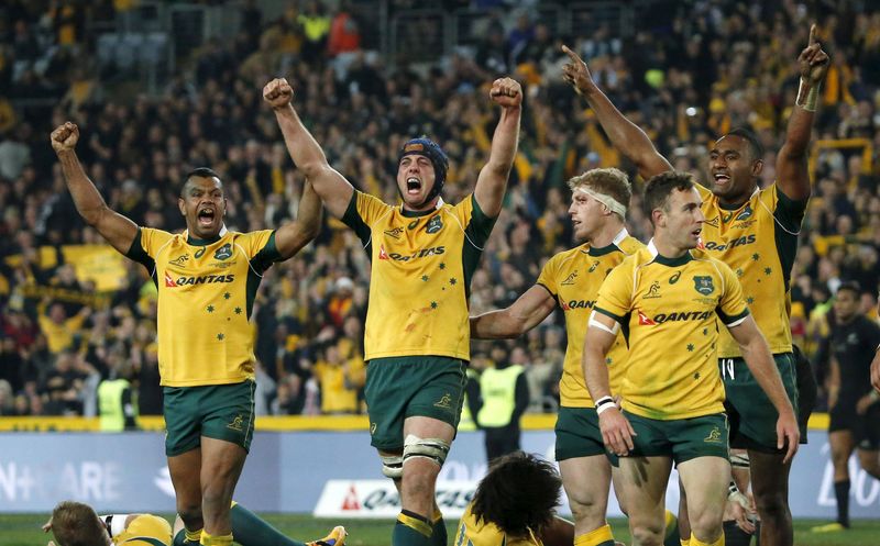 © Reuters. Members of Australia's Wallabies rugby team celebrate their Bledisloe Cup win over New Zealand's All Blacks in Sydney