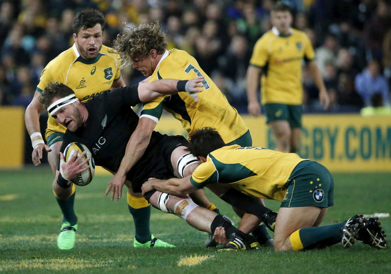 © Reuters. New Zealand All Blacks' Read is tackled by Australian Wallabies' Hooper during their Bledisloe Cup rugby match in Sydney