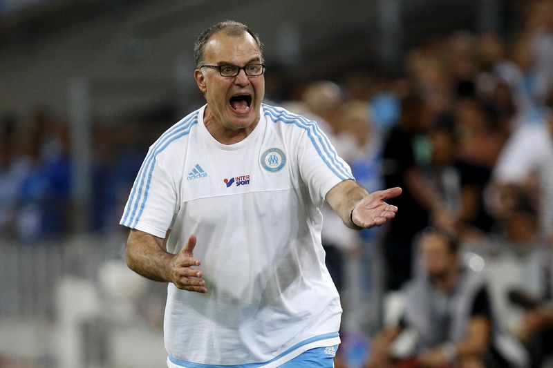 © Reuters. El argentino Bielsa renuncia como entrenador del Marsella por disputa contractual