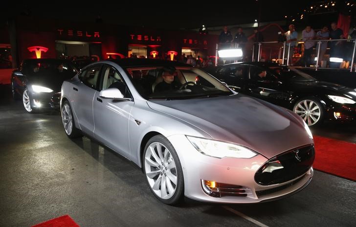 © Reuters. New all-wheel-drive versions of the Tesla Model S car are lined up for test drives in Hawthorne, California