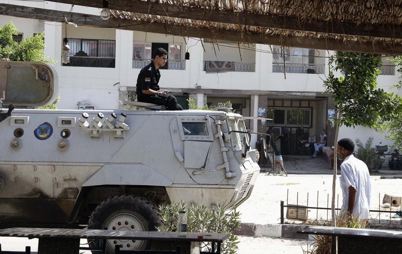 © Reuters. مقتل اثنين وإصابة ثلاثة من الشرطة المصرية في انفجار بشمال سيناء