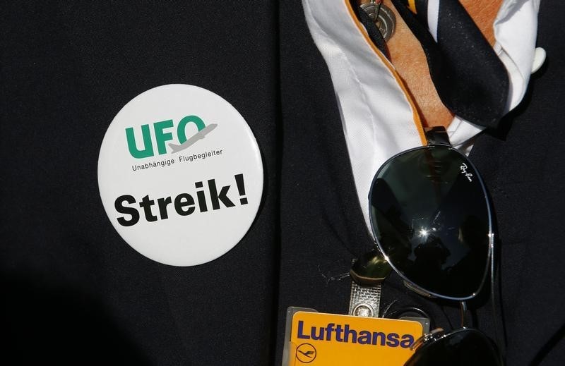 © Reuters. A member of German air carrier Lufthansa cabin crew union "UFO"  takes part in a demonstration during a strike outside a Lufthansa office building at the Fraport airport in Frankfurt