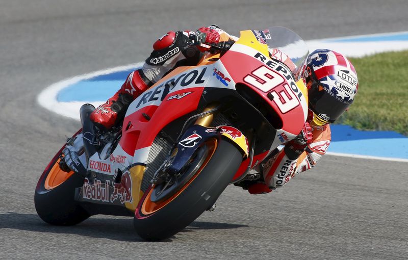 © Reuters. Marquez rides through a turn during practice for the Indianapolis GP in Indianapolis