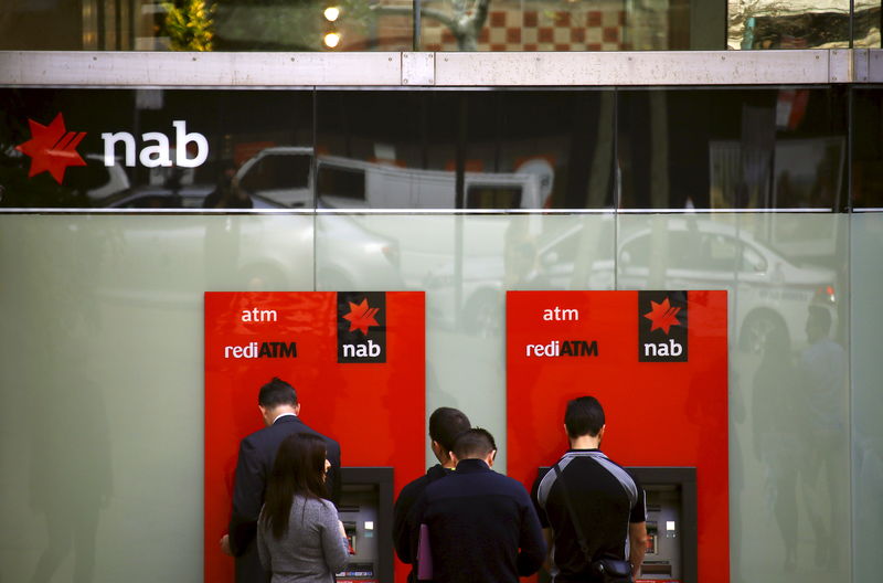 © Reuters. Customers withdraw money from National Australia Bank (NAB) Automatic Teller Machines (ATMs) in central Sydney, Australia