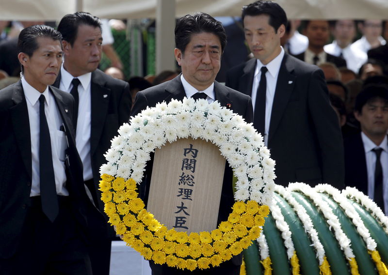 © Reuters. Japan's PM Abe offers a flower wreath for the victims of the 1945 atomic bombing at Nagasaki's Peace Park in Nagasaki