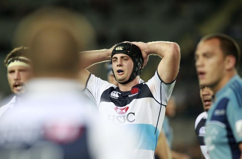 © Reuters. Skipper Dean Mumm of Australia's Waratahs puts his hands on his head at the end of the match against New Zealand's Auckland Blues at Eden Park