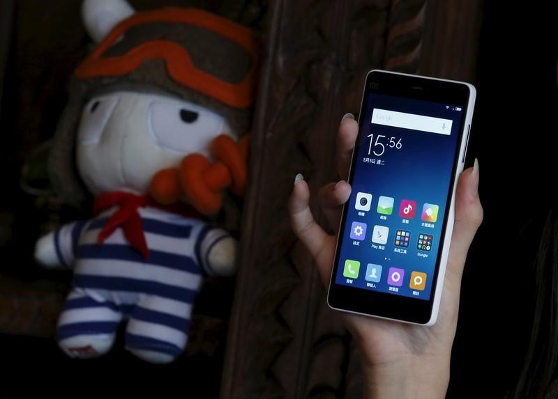 © Reuters. A model displays a newly launched Xiaomi Mi 4i phone in Hong Kong