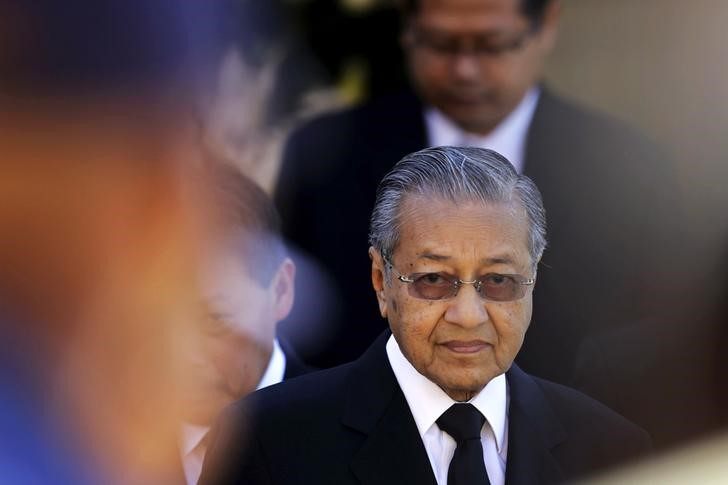 © Reuters. Former Malaysian PM Mahathir Mohamad pays his respects to former South African President Nelson Mandela as Mandela lies in state for the second day at the Union Buildings in Pretoria