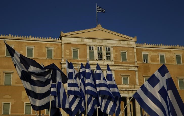 © Reuters. Bandeiras da Grécia vistas em frente o Parlamento, em Atenas