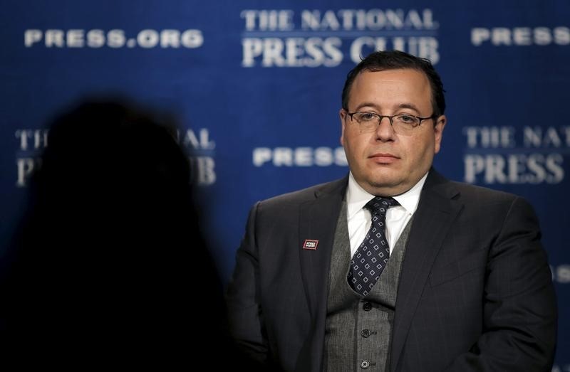 © Reuters. Ali Rezaian, brother of Washington Post reporter Jason Rezaian, talks to a reporter during a television interview at The National Press Club in Washington