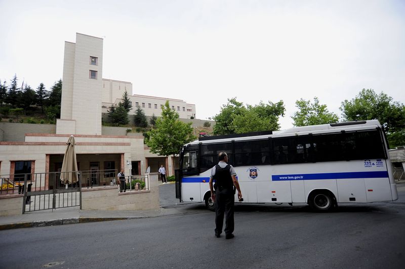 © Reuters. Policial em frente consulado dos Estados Unidos em Istambul, na Turquia