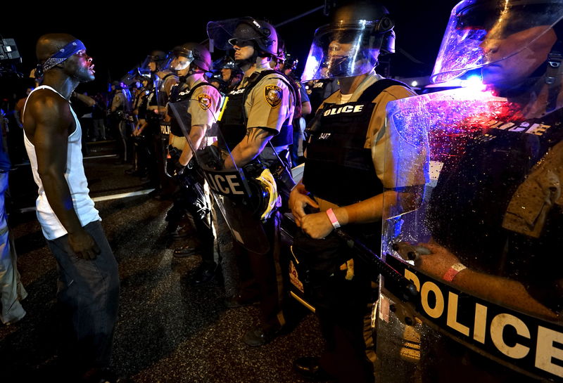 © Reuters. Manifestante encara policiais pouco antes dos disparos em Ferguson 