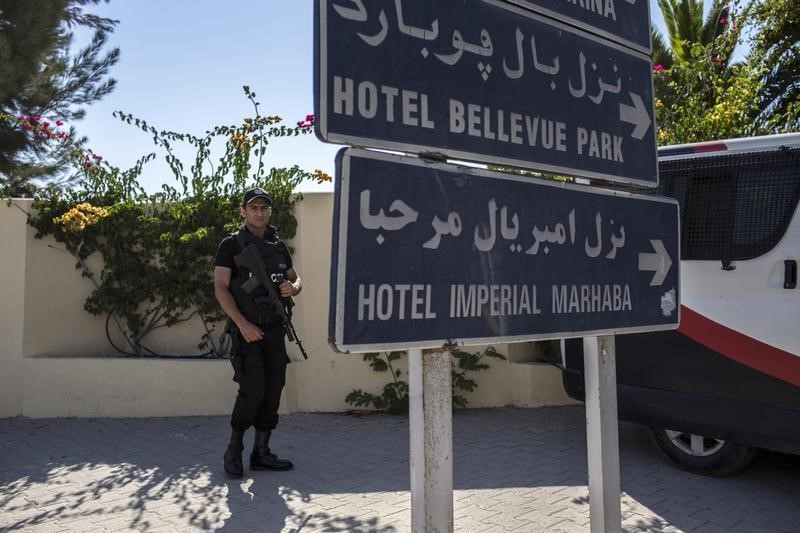 © Reuters. قوات الأمن التونسية تقتل مسلحا اسلاميا وتعتقل آخرين قرب الحدود مع الجزائر