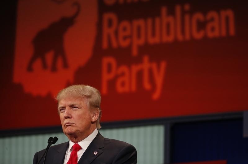 © Reuters. Republican 2016 U.S. presidential candidate businessman Donald Trump listens to a question at the first official Republican presidential candidates debate of the 2016 U.S. presidential campaign in Cleveland