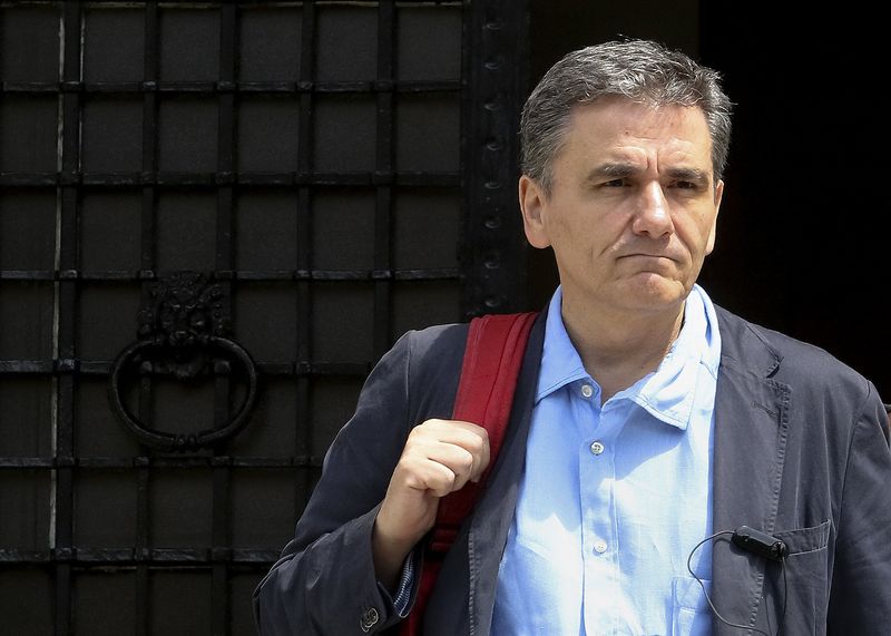 © Reuters. Greek Finance Minister Tsakalotos leaves the Maximos Mansion after a meeting with Greek PM Tsipras in Athens