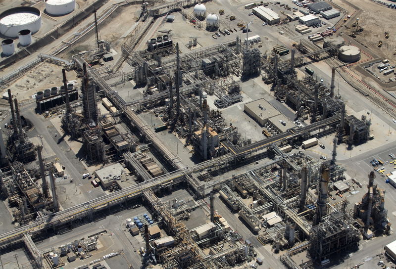 © Reuters. The Tesoro oil refinery is viewed from the air in Carson, California 