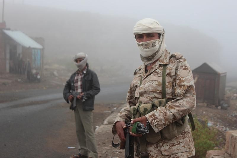 © Reuters. مقاتلون مناهضون للحوثيين يسيطرون على مناطق بوسط اليمن