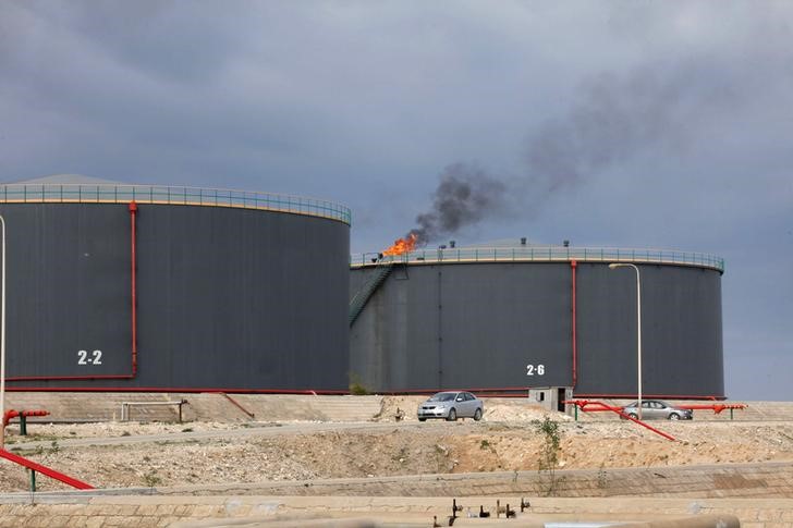 © Reuters. Нефтехранилища на НПЗ в Эз-Завие, Ливия