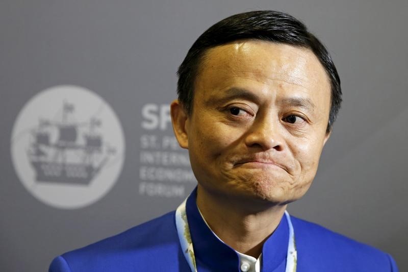 © Reuters. Alibaba invertirá $4.600 millones en tienda de artículos electrónicos Suning 