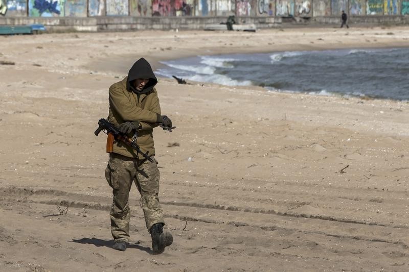 © Reuters. أوكرانيا: الانفصاليون في الشرق يشنون أعنف قصف منذ ستة أشهر