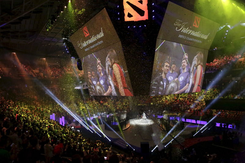 © Reuters. Integrantes do Evil Geniuses celebram após derrotar o CDEC no The International 2015 em Seattle