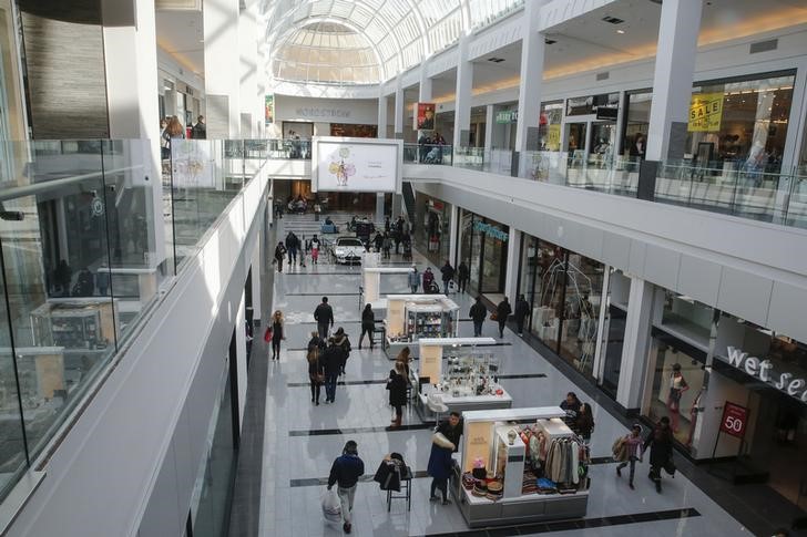 © Reuters. People are seen walking through Roosevelt Field shopping mall in Garden City, New York