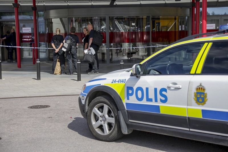 © Reuters. Policiais em loja da Ikea em Vasteras após o ataque, na Suécia