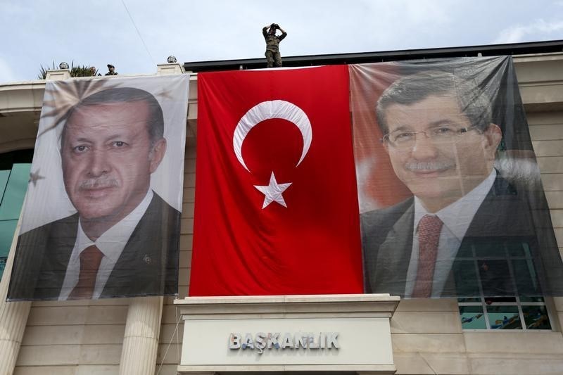 © Reuters. استطلاع آخر يشير الى ان حزب العدالة والتنمية التركي يمكن ان يستعيد الاغلبية المطلقة
