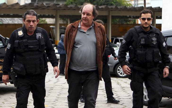 © Reuters. Jorge Zelada, ex-diretor da área internacional da Petrobras, é escoltado por policiais federais em Curitiba 