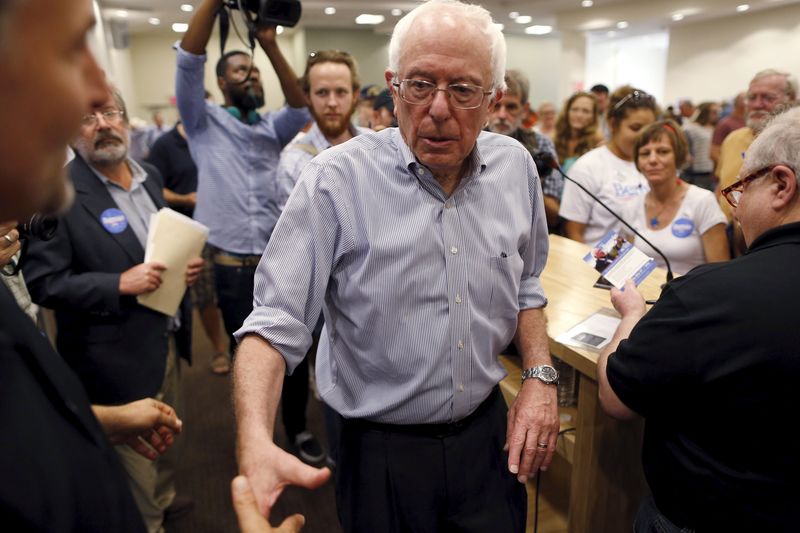 © Reuters. Vermont Senator and U.S. Democratic presidential candidate Bernie Sanders greets supporters at a campaign town hall in Manchester, New Hampshire