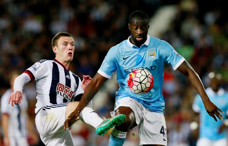 © Reuters. Meio-campista Yaya Touré (direita) durante partida contra o West Bromwich pelo Campeonato Inglês