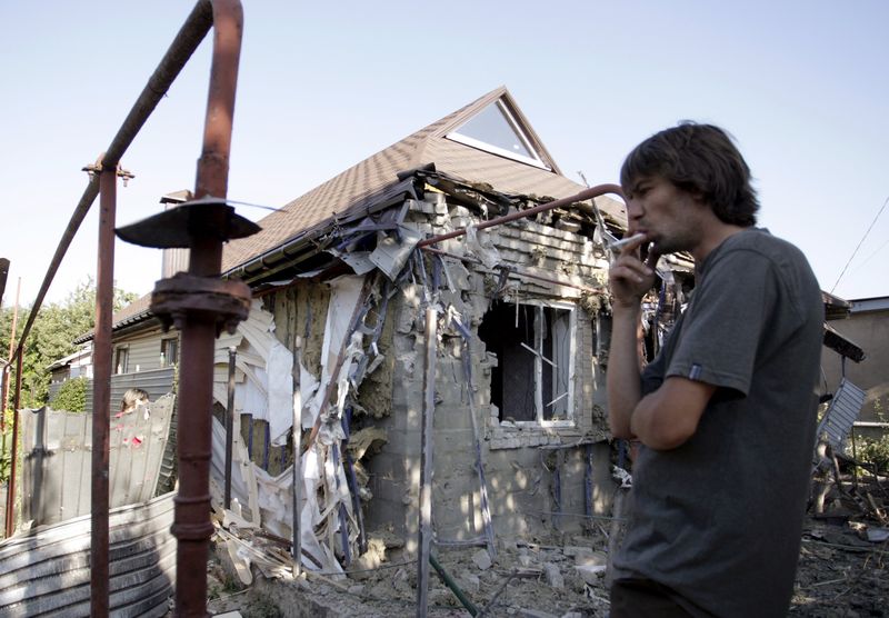 © Reuters. Casa que, segundo moradores locais, foi danificada por recente bombardeio, em Donetsk, na Ucrânia