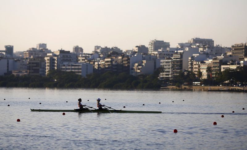 © Reuters. Atletas do remo treinam para o campeonato mundial júnior no Rio