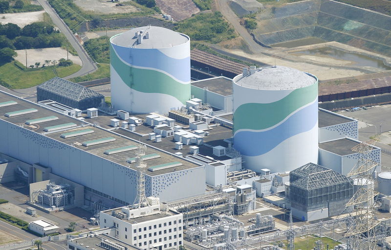 © Reuters. An aerial view shows the No.1 and No.2 reactor buildings at Kyushu Electric Power's Sendai nuclear power station in Satsumasendai 