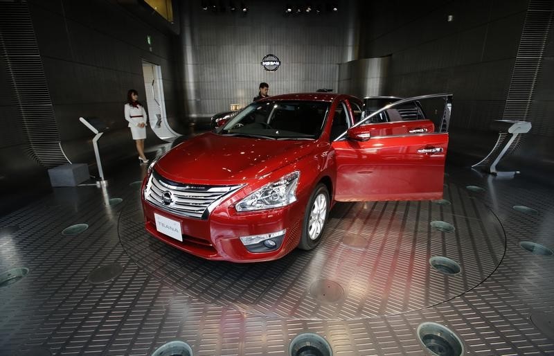 © Reuters. Nissan Motor's Teana sedan is displayed at the company's showroom in Tokyo