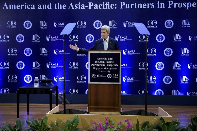 © Reuters. U.S. Secretary of State John Kerry speaks at Singapore Management University in Singapore