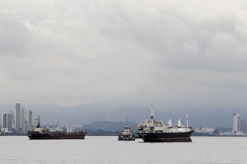 © Reuters. El Canal de Panamá dice que la huelga demoraría el tercer juego de esclusas
