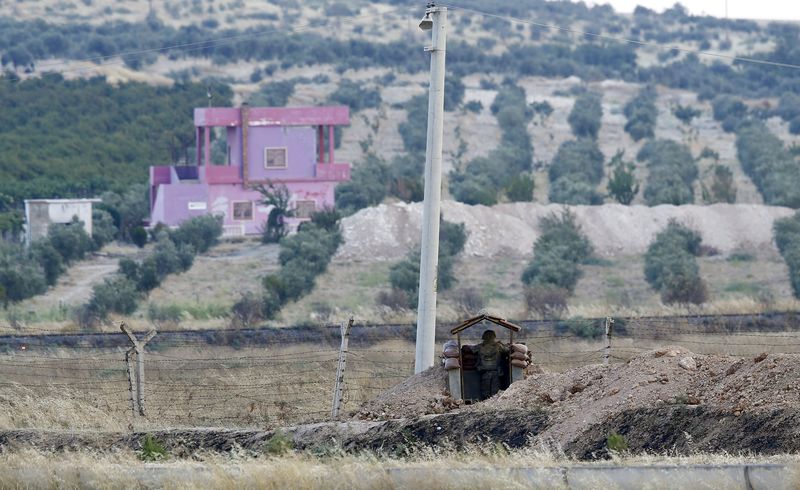 © Reuters. الجيش التركي يقصف 17 هدفا لحزب العمال الكردستاني
