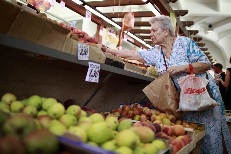 © Reuters. A woman buys fruit in a market in downtown Rome