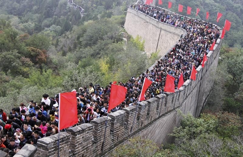 © Reuters. Tourists visit the Great Wall on the third day of the seven-day national day holiday, on the outskirts of Beijing
