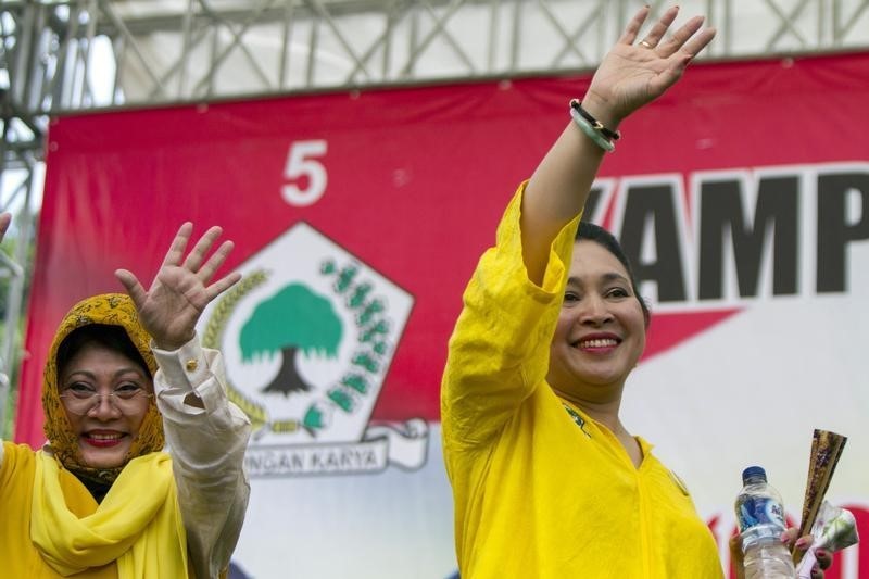 © Reuters. Siti Hardiyanti Rukmana and Siti Hediati Suharto wave to supporters during a Golkar party campaign in Sleman