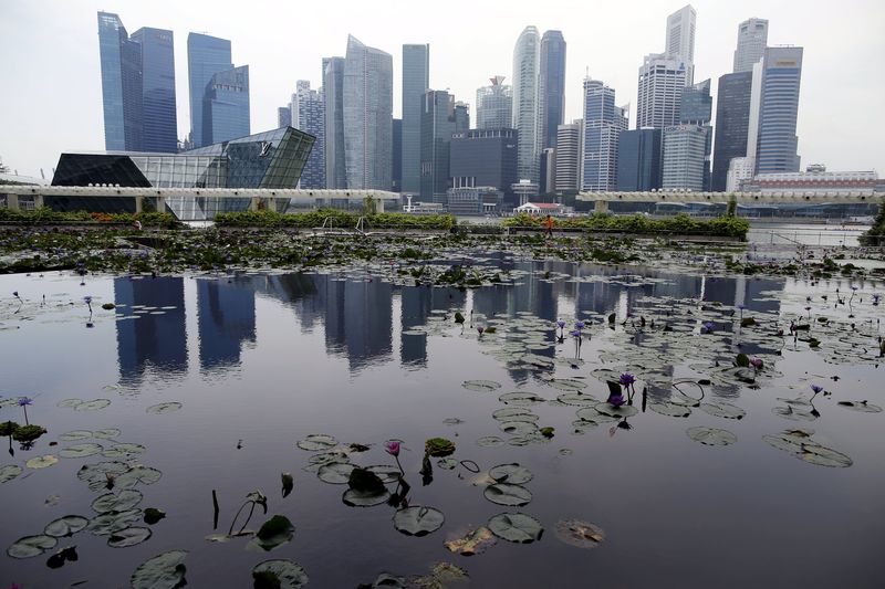© Reuters. SINGAPOUR RÉDUIT SA PRÉVISION DE CROISSANCE POUR 2015