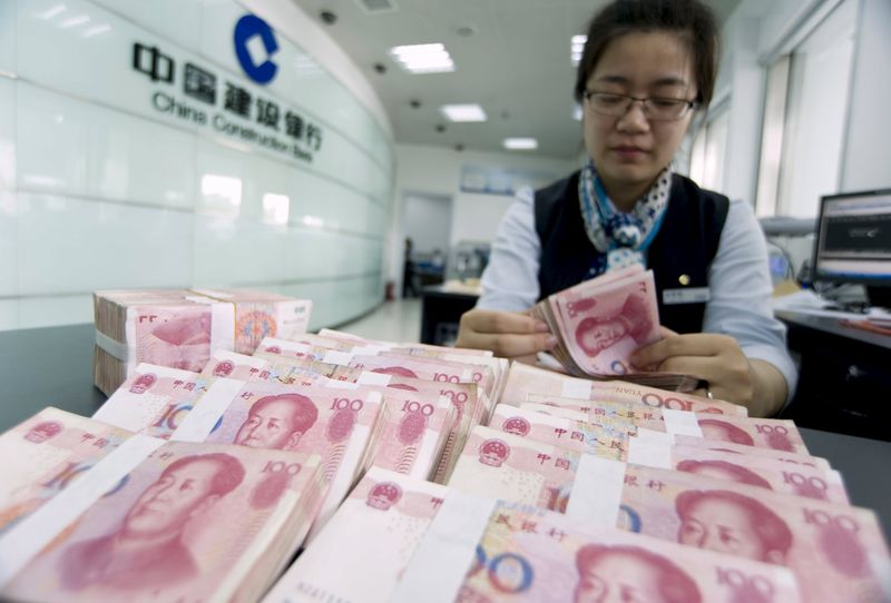 © Reuters. File photo of a clerk counting Chinese 100 yuan banknotes at a branch of China Construction Bank in Hai'an, Jiangsu province